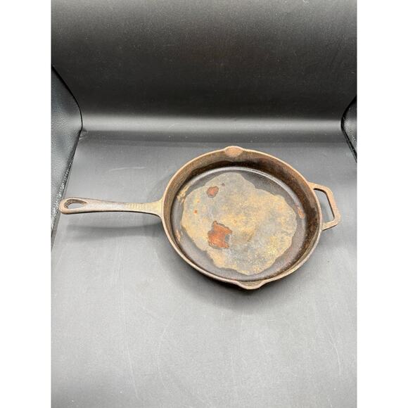 Vintage Unmarked Cast Iron Skillet - 10.5" - Picture 7 of 10